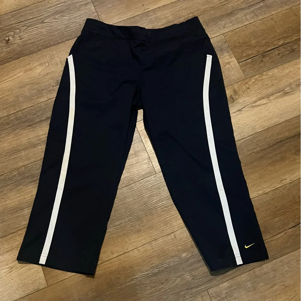 Vintage Nike Y2K navy blue cropped golf capris.  Size large (12/14).