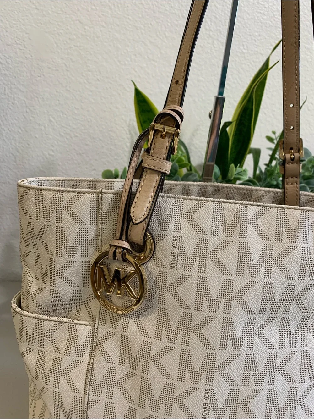 Michael Kors design signature mk