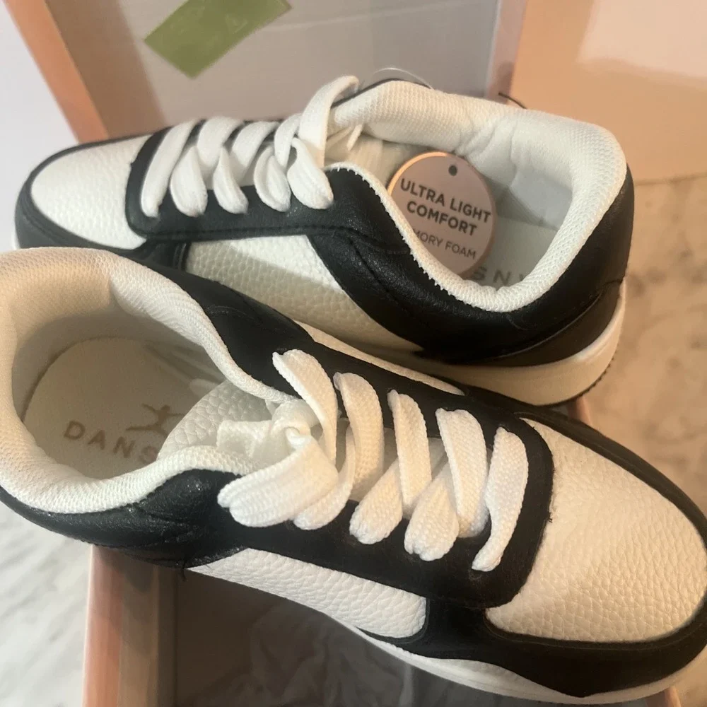 Danskin Girl's PLANK-G Lace Up Sneakers Size 12 Black & White New In Box‎