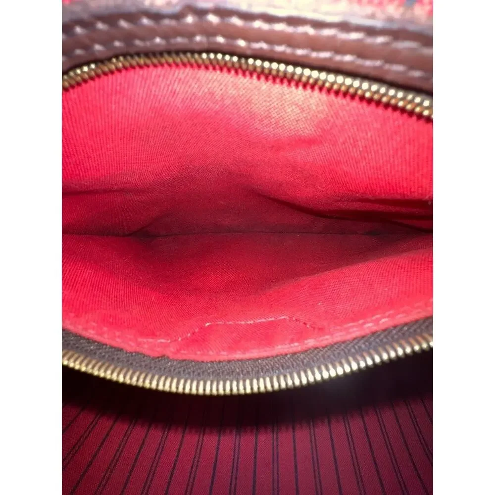 Louis Vuitton has photos dustbag