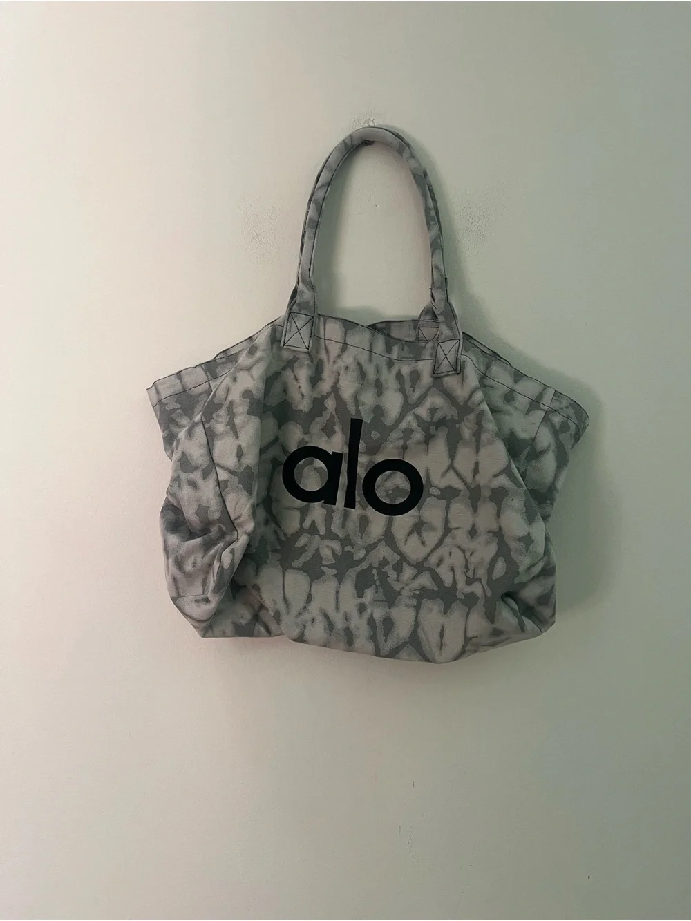 ALO Yoga spacious tie