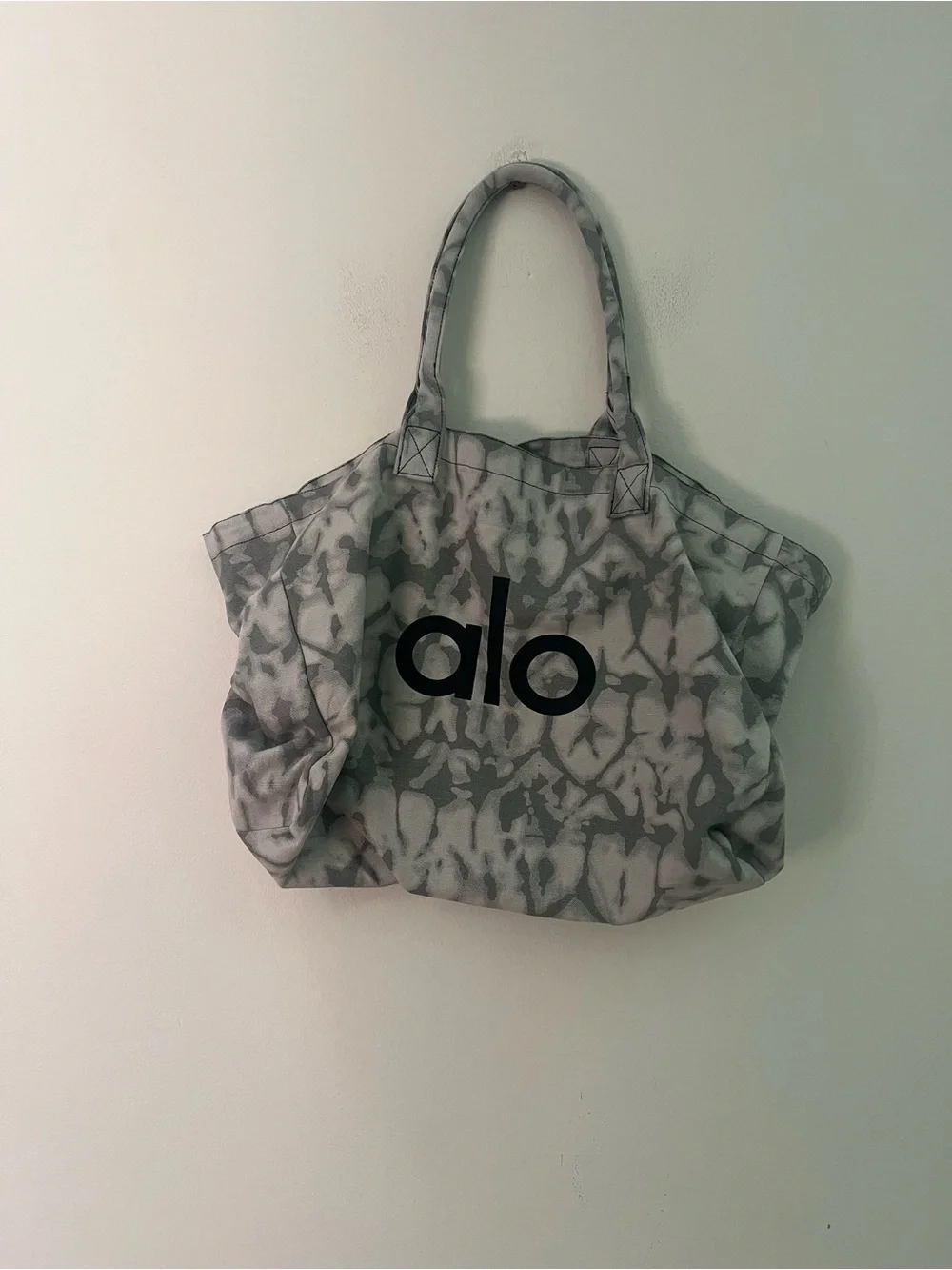 ALO Yoga spacious tie