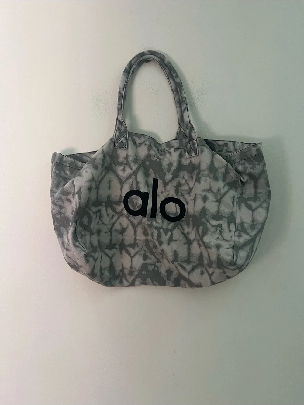 ALO Yoga spacious tie