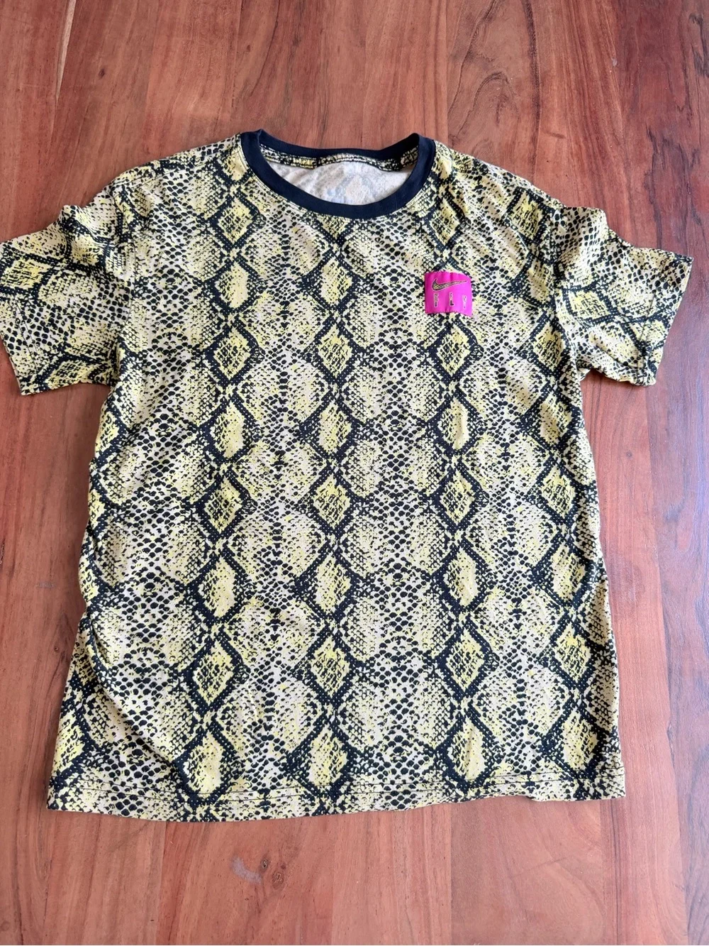 Cotton Yellow Snake-Print Short Sleeve Tee women’s size XS like new Nike