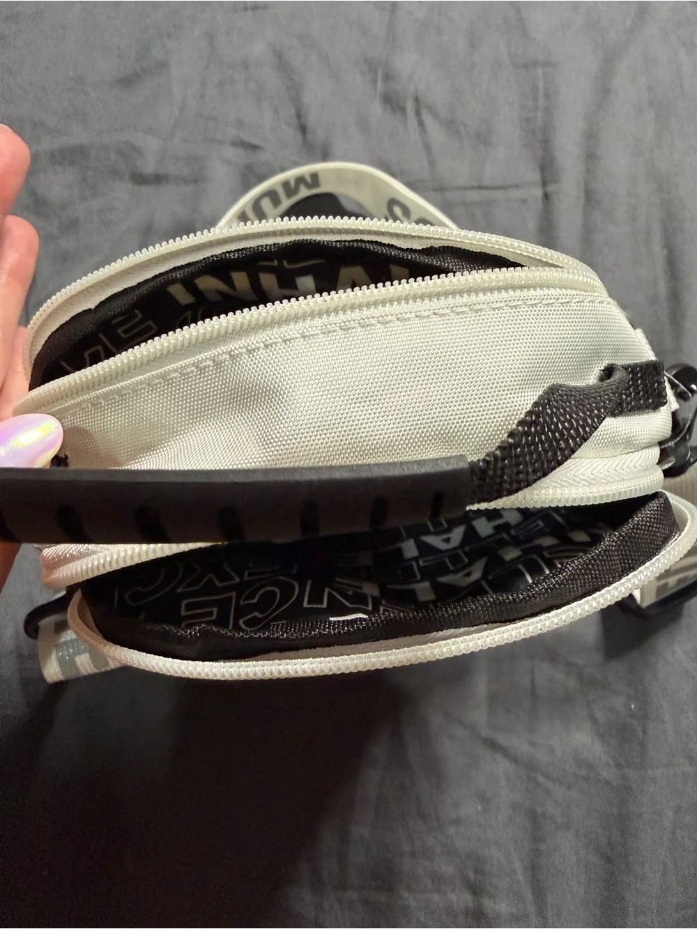 Muha Meds white messenger