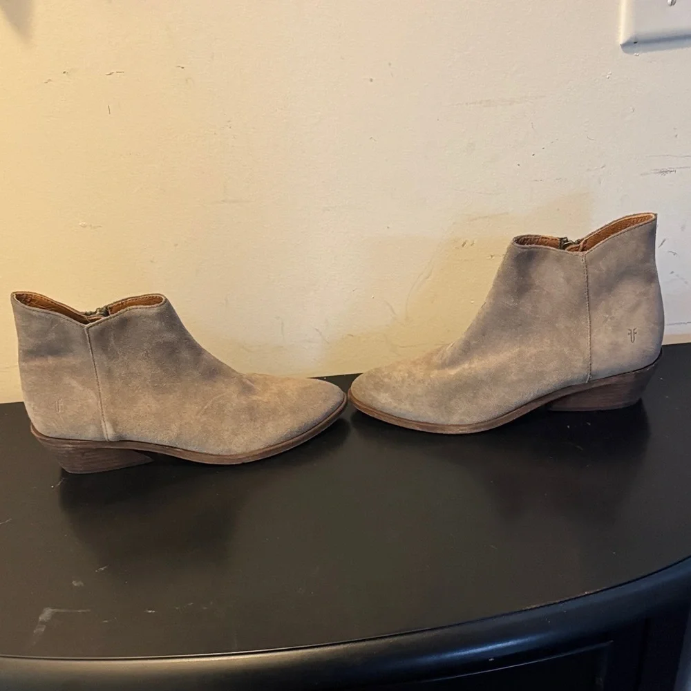 LIKE NEW Frye Taupe Suede Ankle Booties