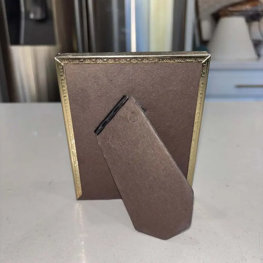 Unknown gold tone