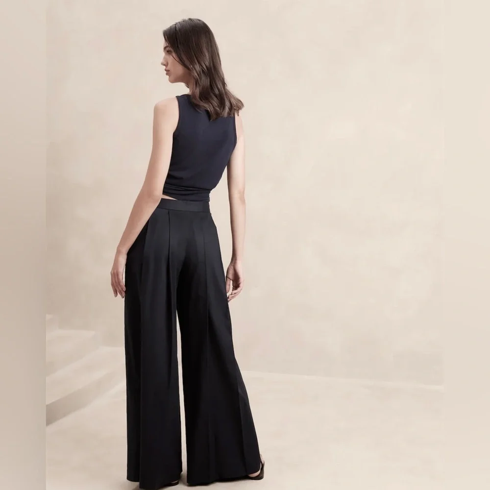 Banana Republic reposhing this