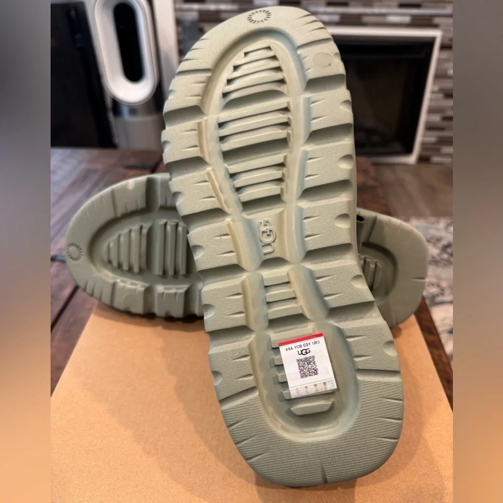 UGG new ships