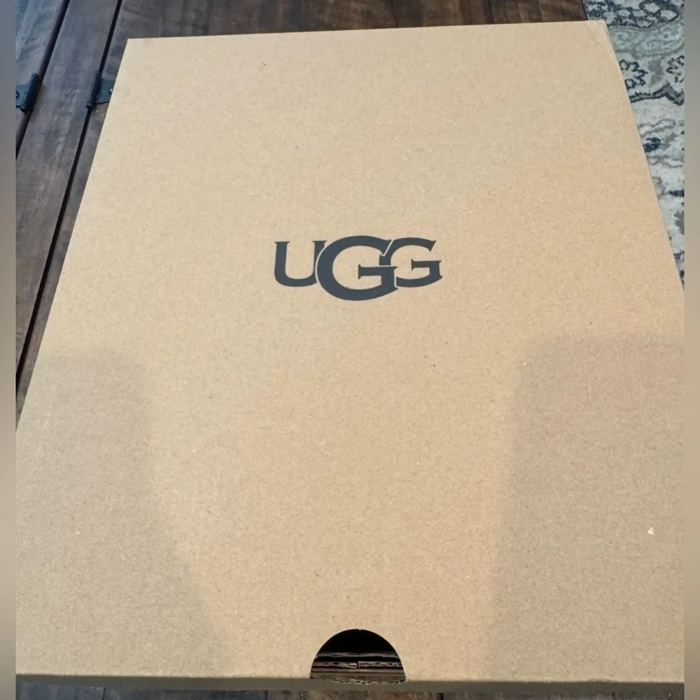 UGG new ships