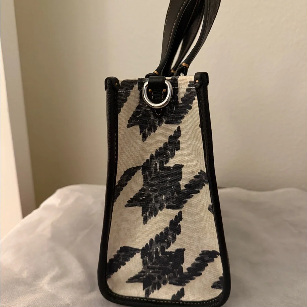 Coach signature round