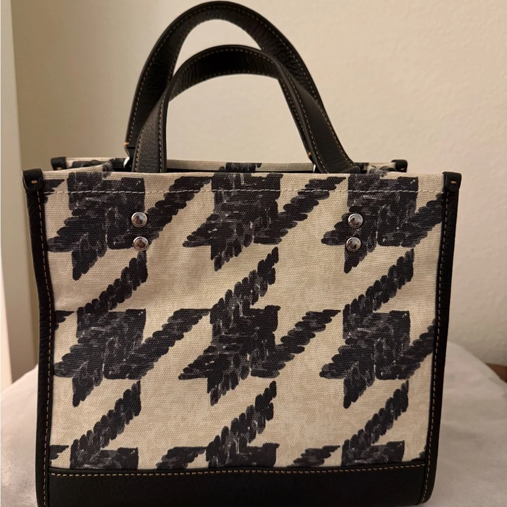 Coach signature round