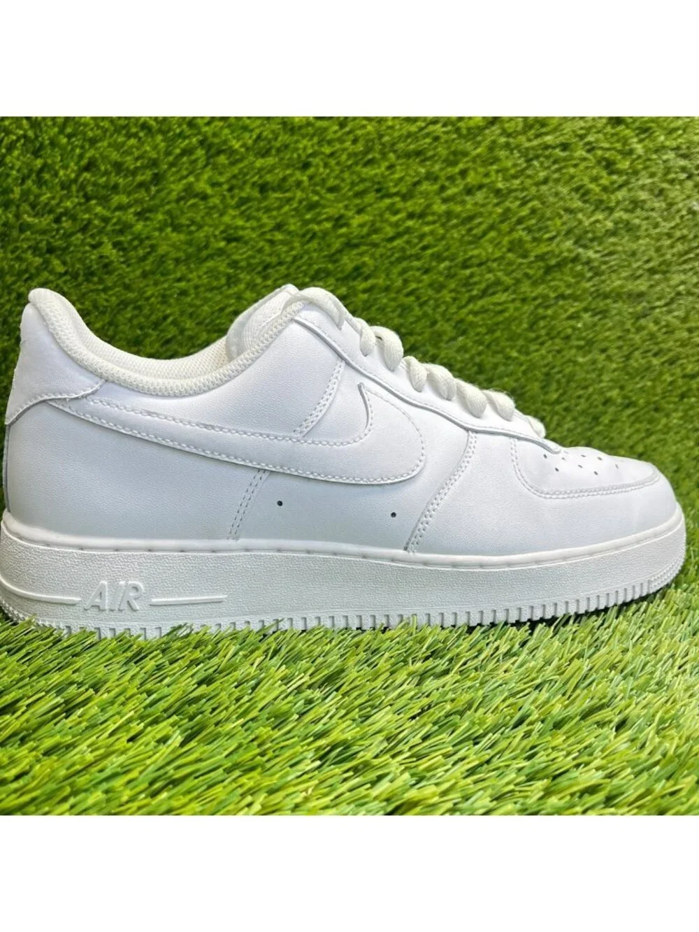 Nike Air Force 1 '07 Low Mens Size 11 White Athletic Lifestyle Shoes Sneakers