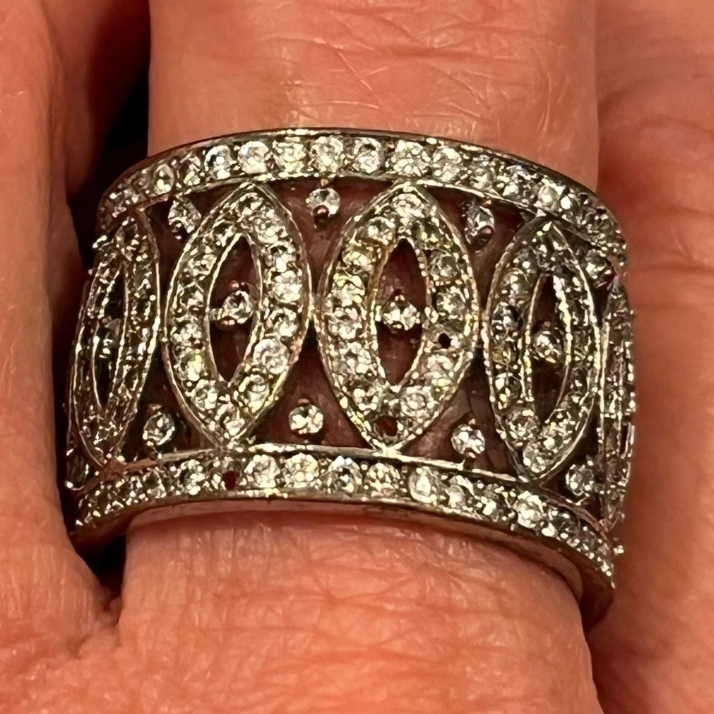 Ring with stone pattern all around