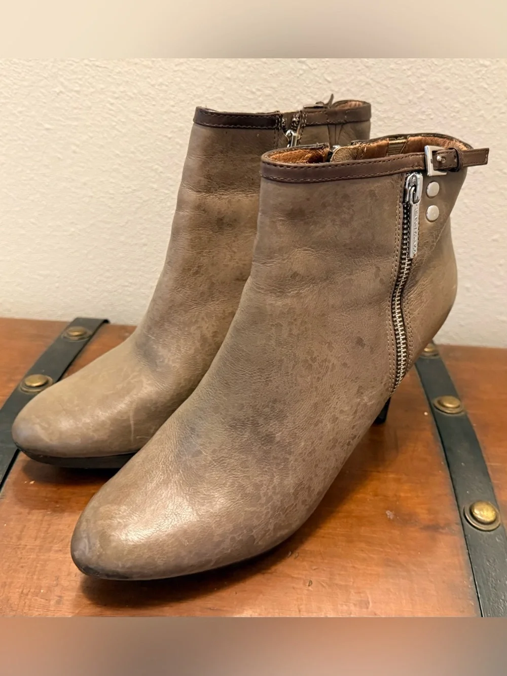 Donald J. Pliner taupe leather