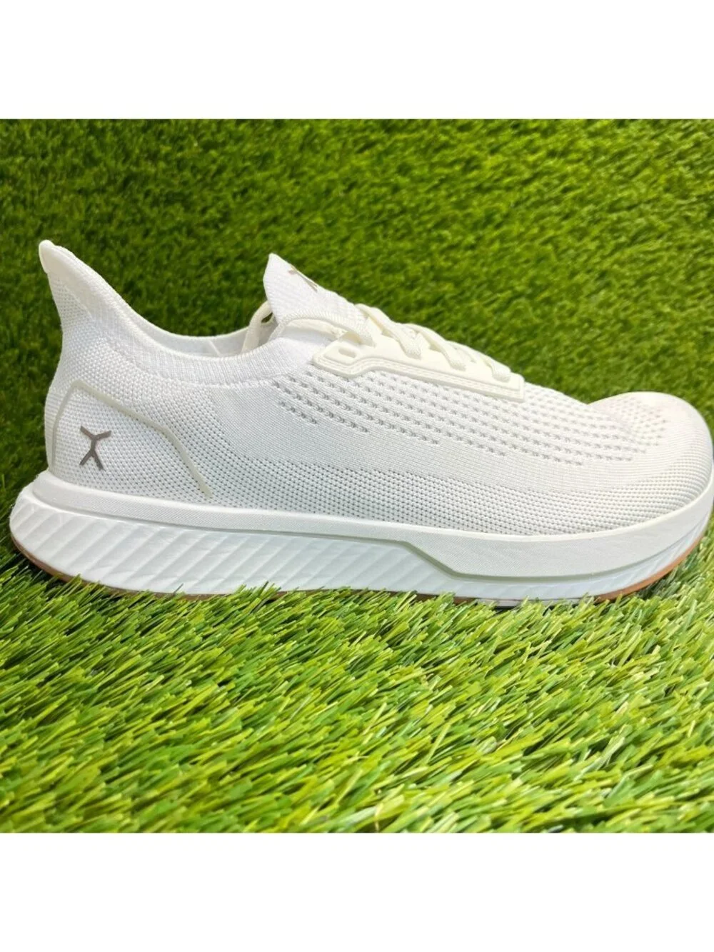 Flux Adapt Runner White Gum Mens Size 8.5 Running Walking Knit Shoes Sneakers