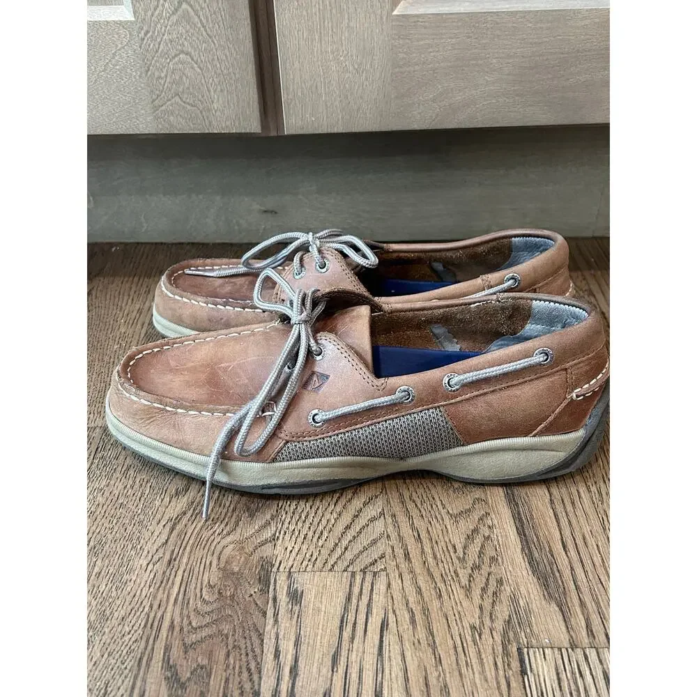Sperry brand top