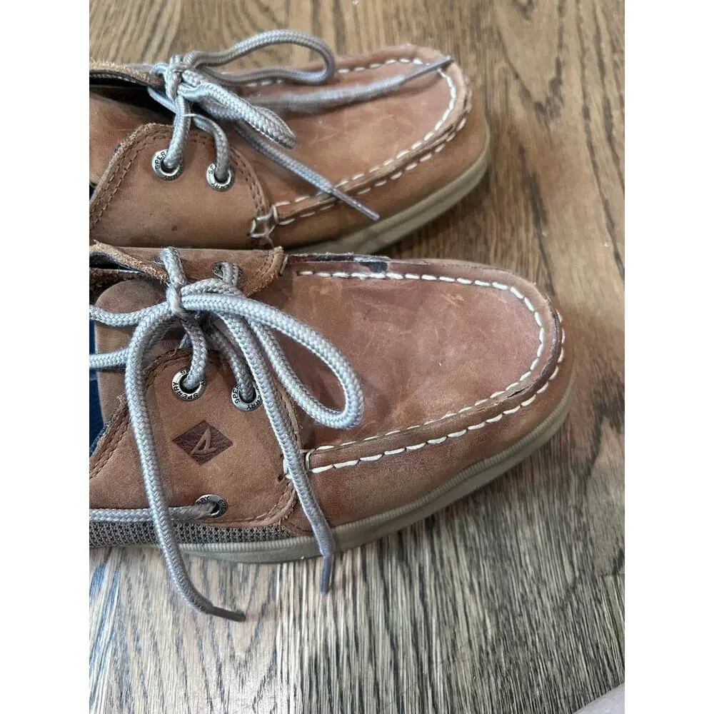 Sperry brand top