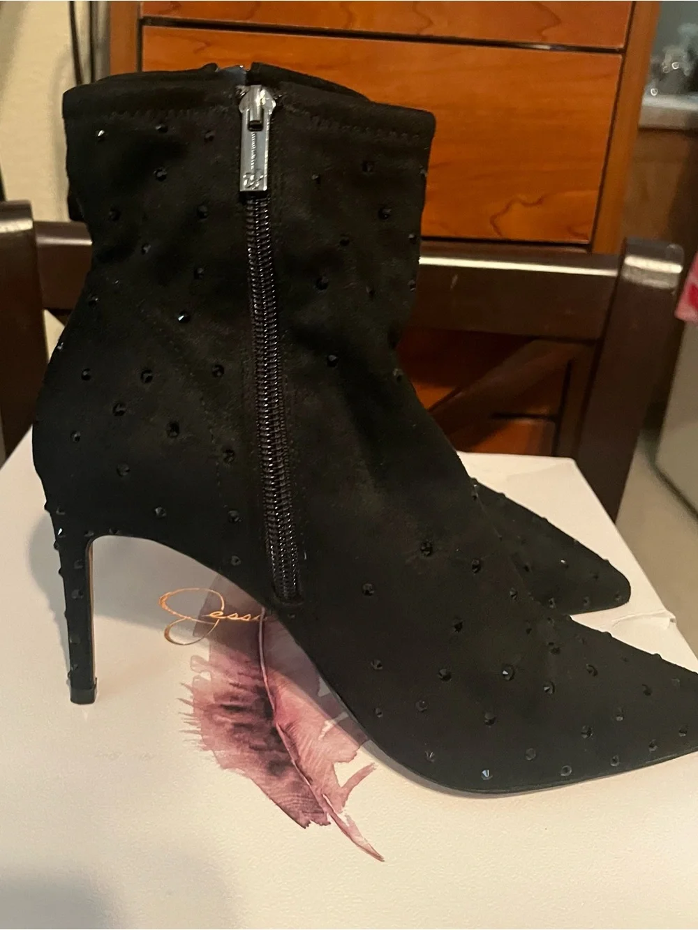 Jessica Simpson sleek pointed