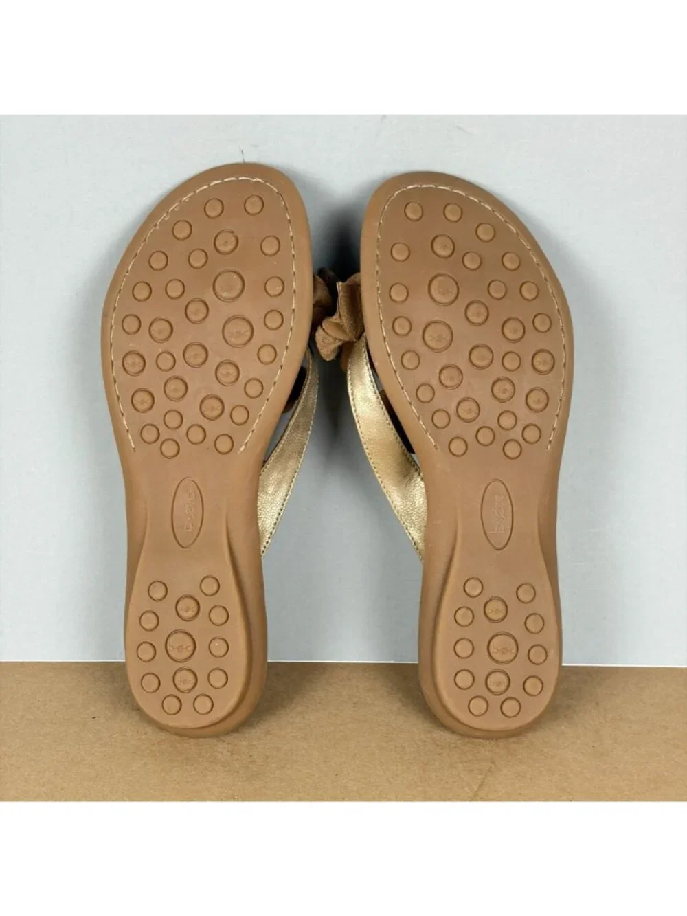 b.o.c. Born Floral Thong Sandals Womens 9 Tan/Gold Faux Leather Casual Slip On
