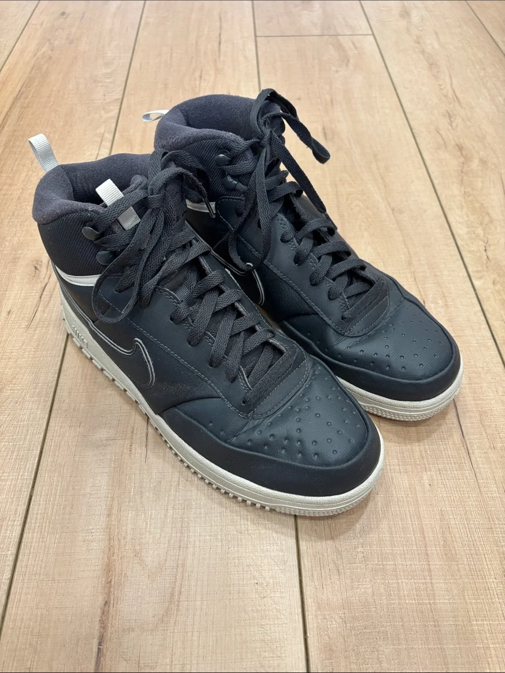 Nike mid top