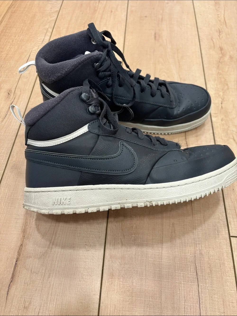 Nike mid top