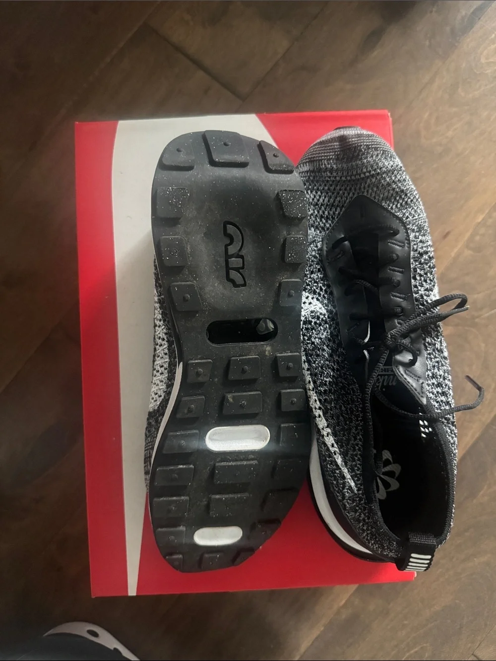 Nike lightweight flyknit