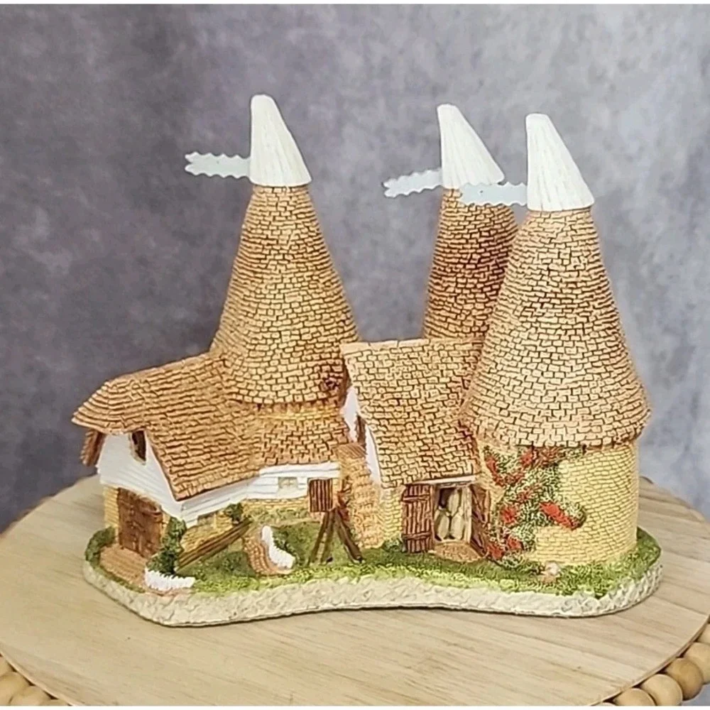 David Winter Triple Oast House by John Hine 1981 Figurine‎ Cottages