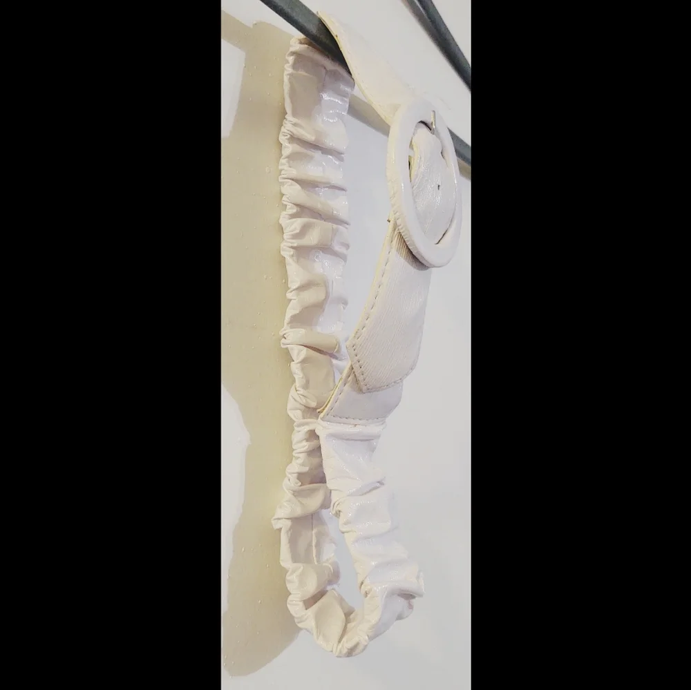 White stretchy belt (belt only)