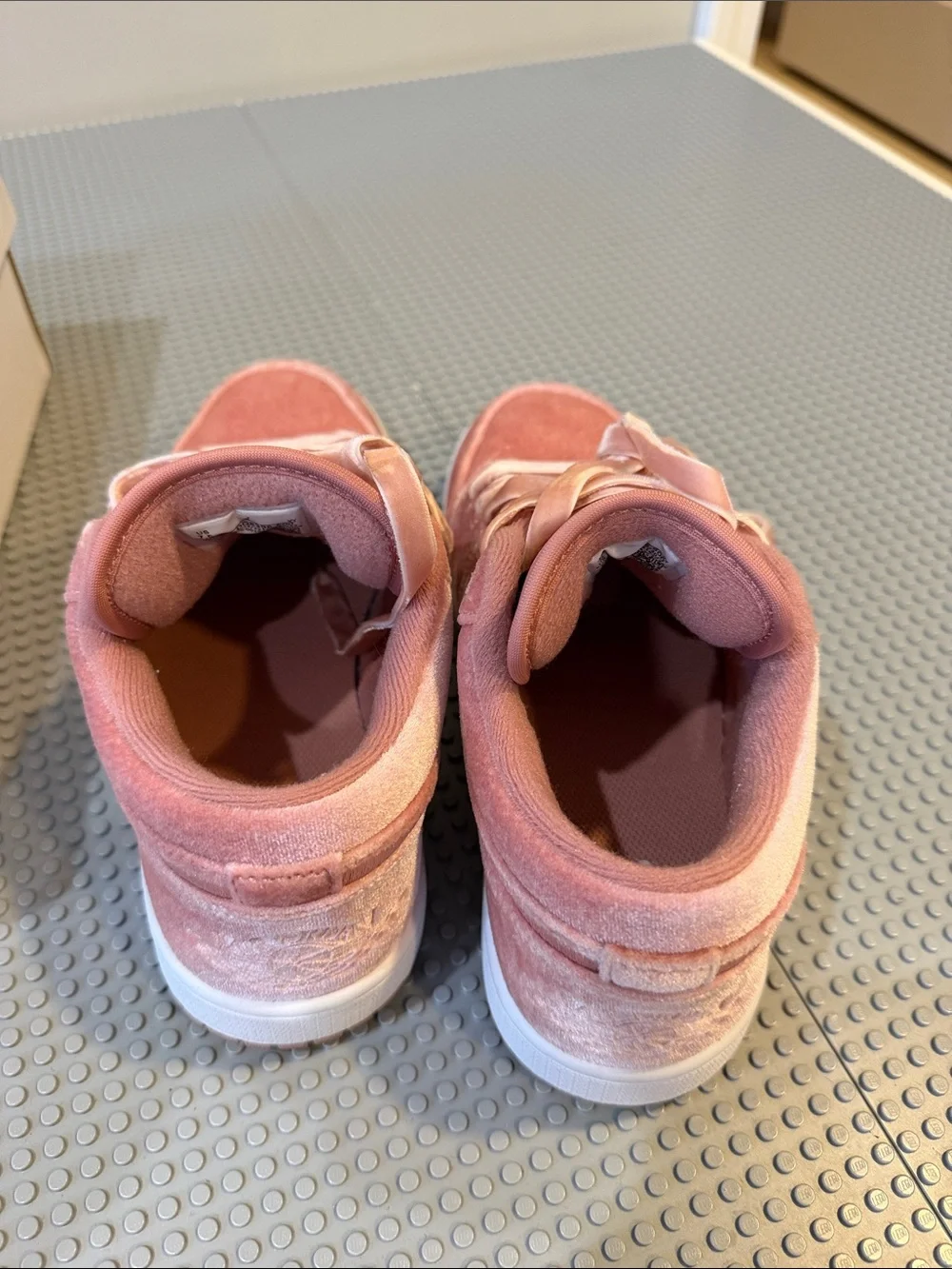 Nike women’s Low-Top Velvet Sneakers in Dusty Pink