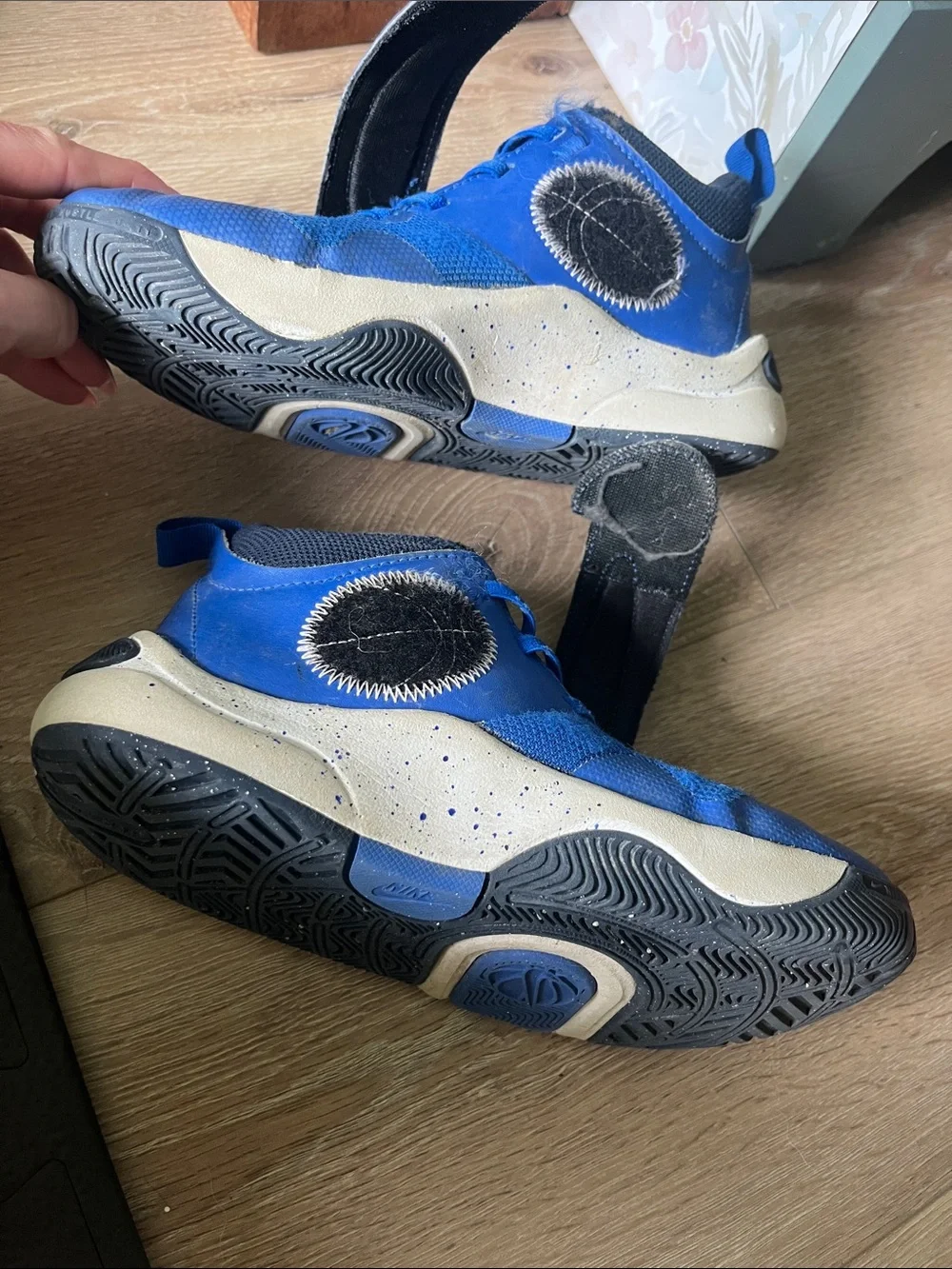 Nike Kids Blue Basketball court velcro shoes Sneakers EUC big kids 4