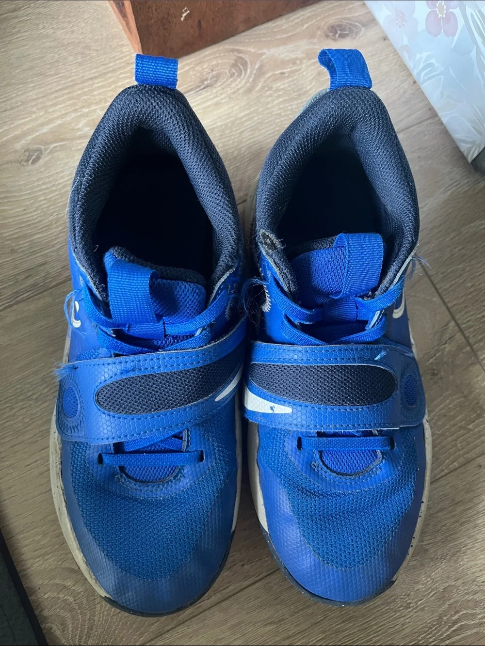 Nike Kids Blue Basketball court velcro shoes Sneakers EUC big kids 4
