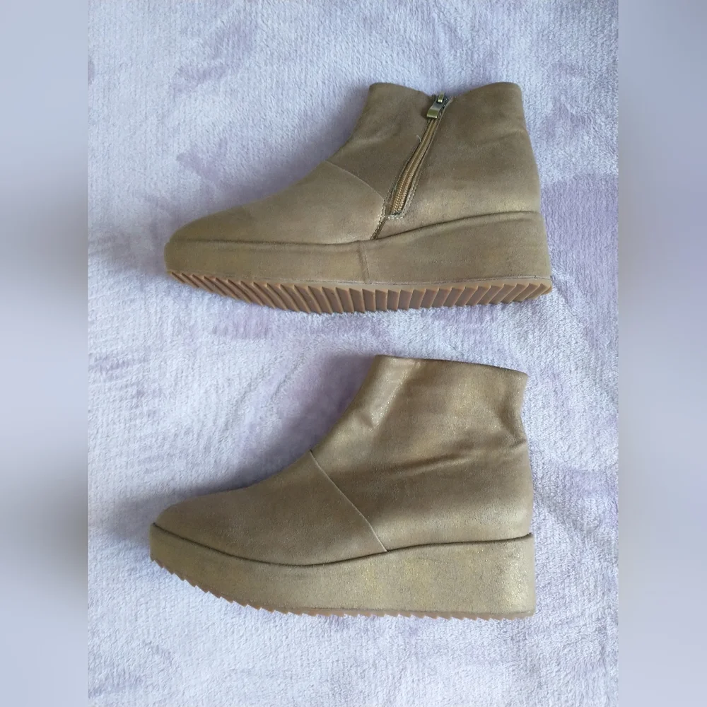 Like new Antelope platform ankle boots