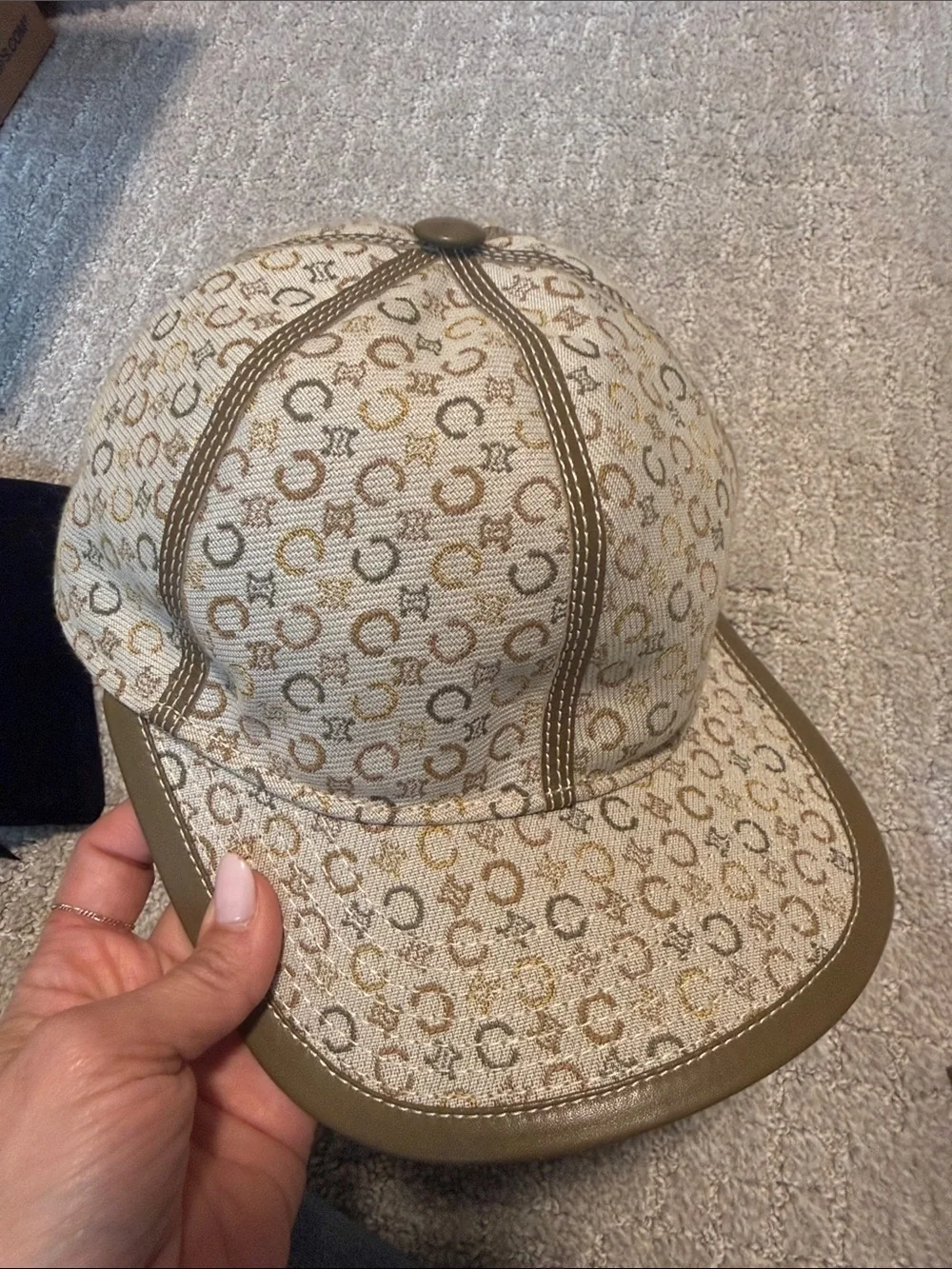 Celine hat warm