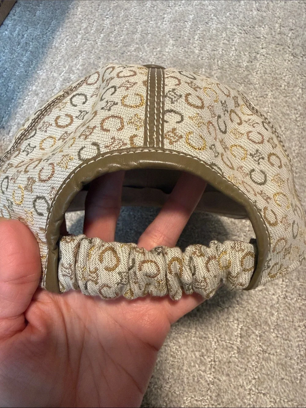 Celine hat warm