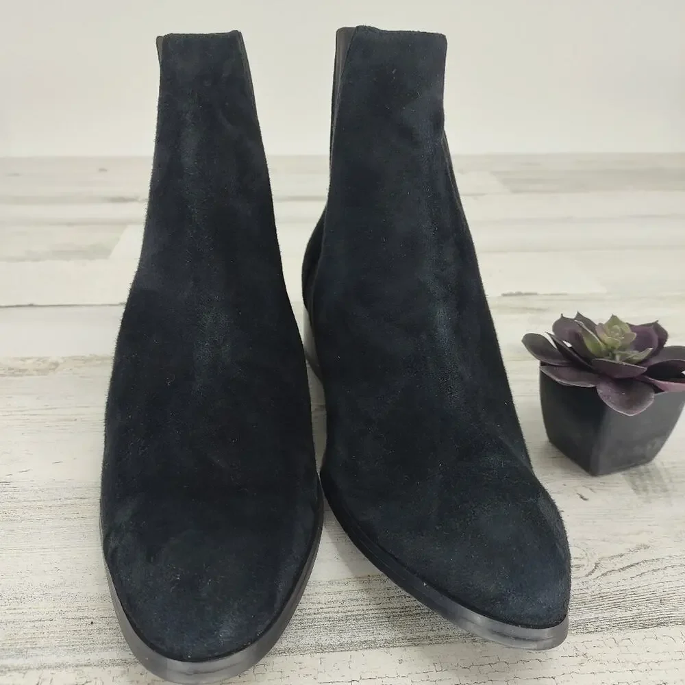 RAYE black suede