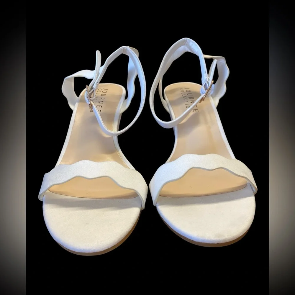 Journee Collection chic scalloped