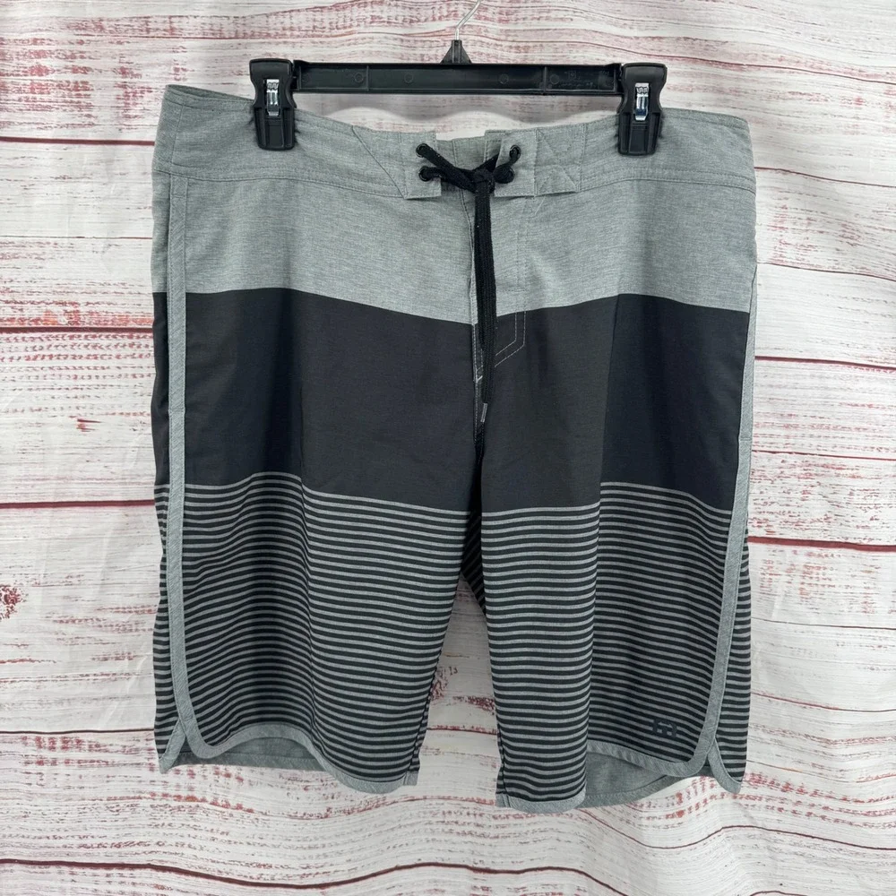 Travis Mathew Board Shorts Mens Size 32  Colorblock Striped Swim Trunks