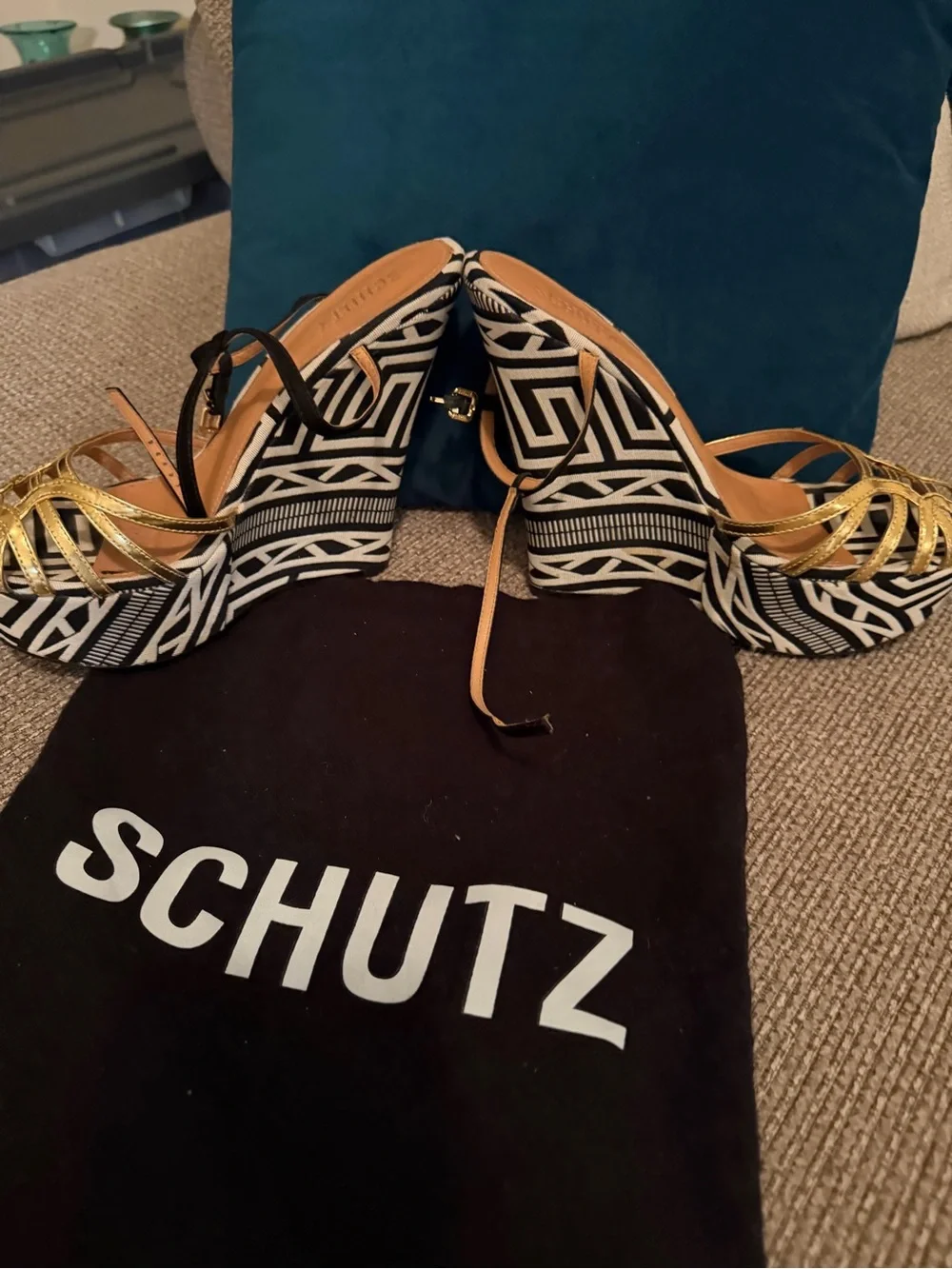 SCHUTZ bold open