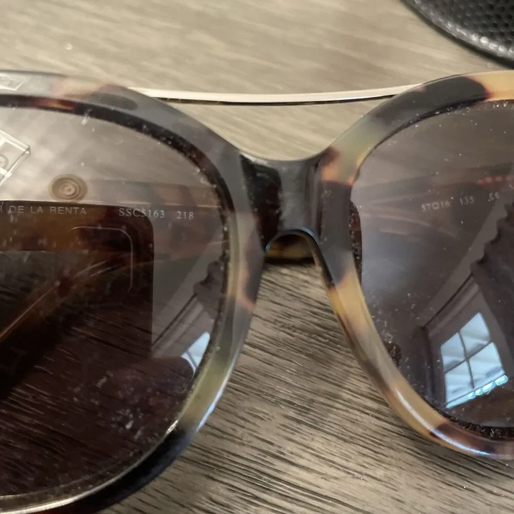 Oscar de la Renta both glasses