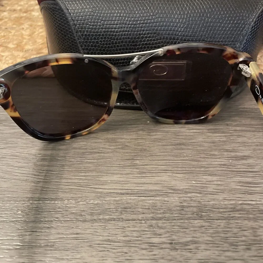 Oscar de la Renta both glasses