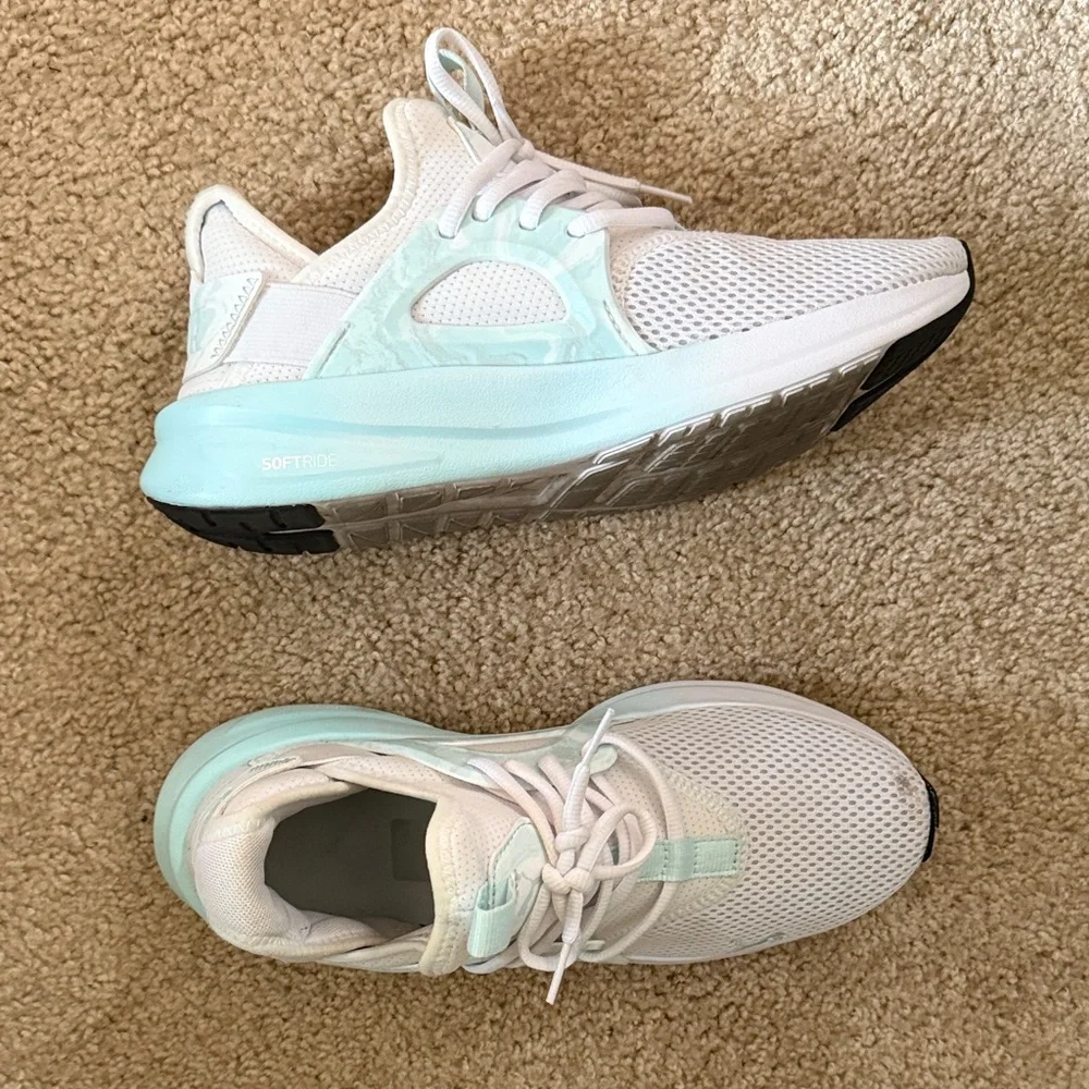 Women’s Softride Enzo Sneaker Size 9