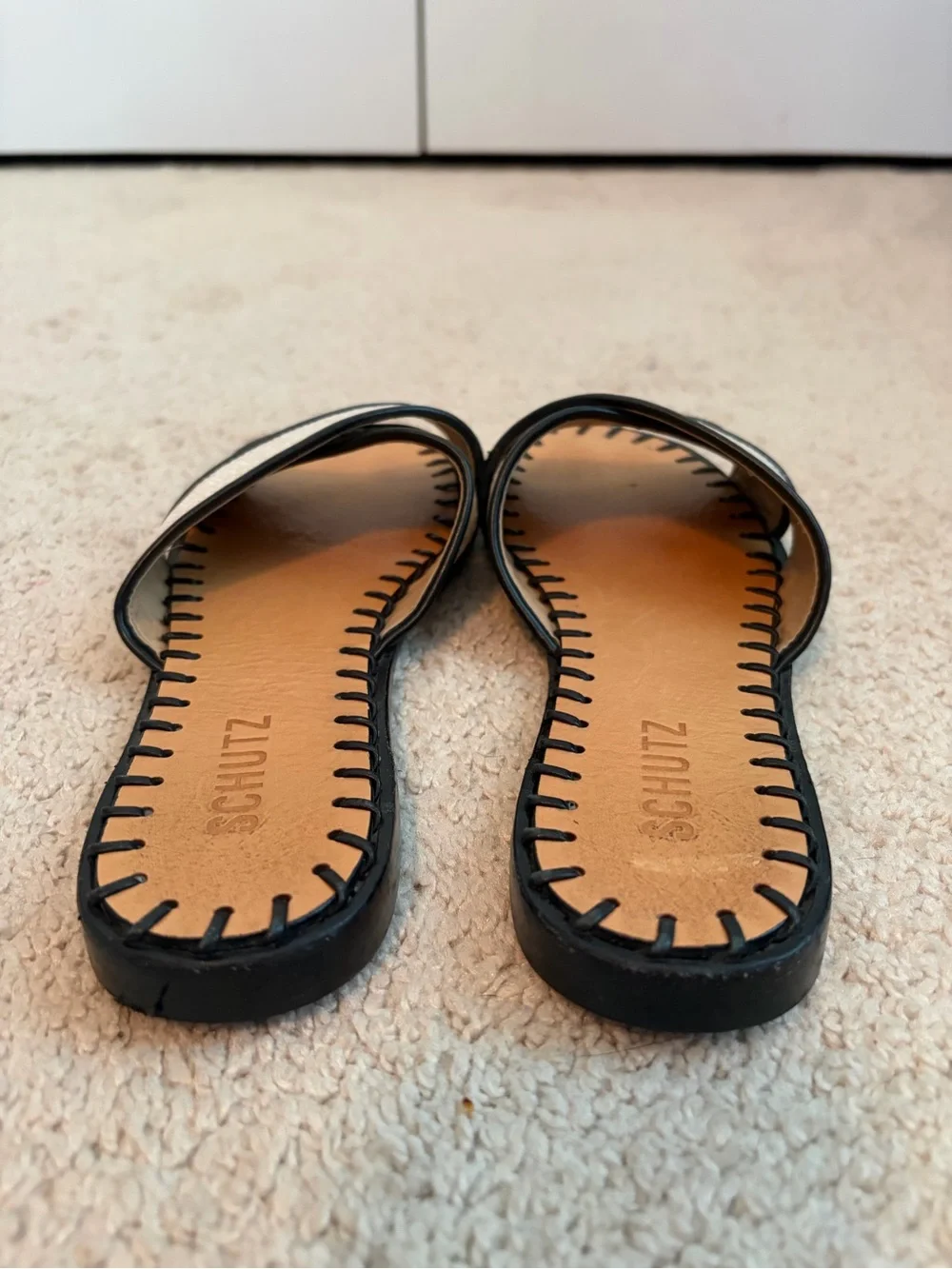 Schutz Alita‎ Flat Sandals Nude Black Women’s Size 6B Strappy Minimalist Leather