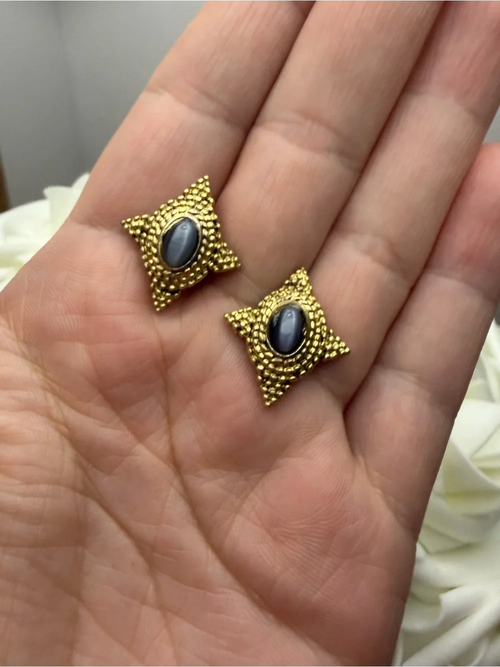 N/A elegant gold