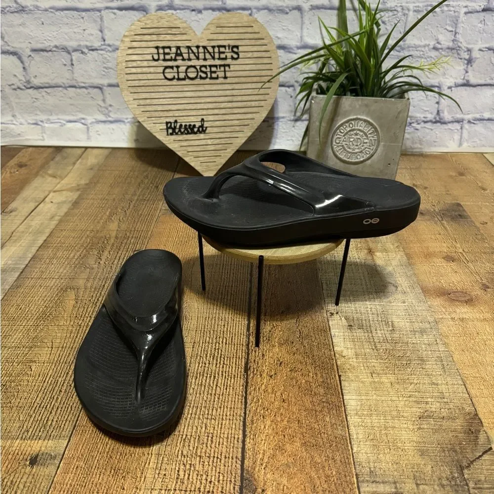 OOFOS sandals 10