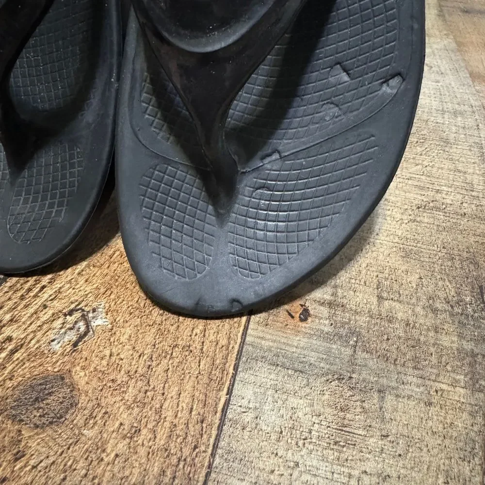 OOFOS sandals 10