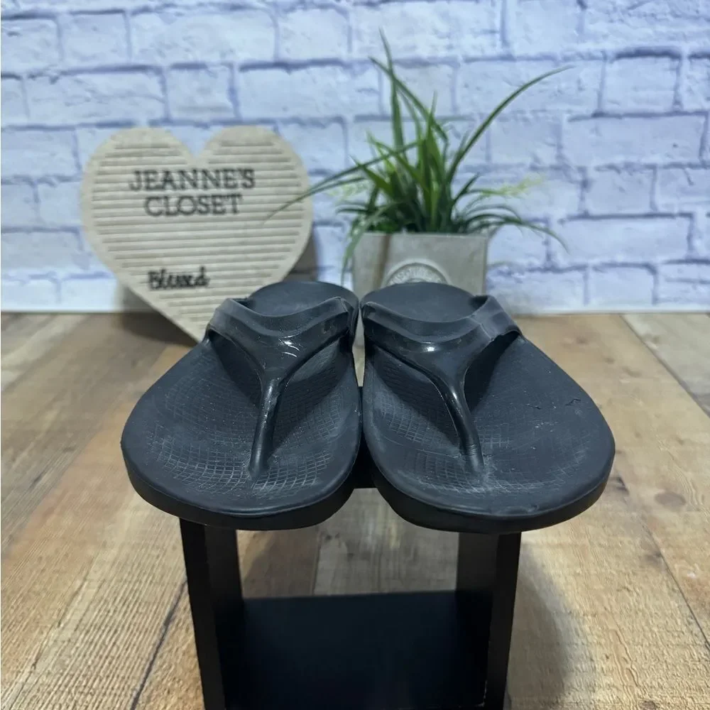 OOFOS sandals 10