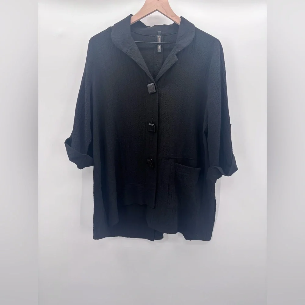 IC by Connie K Asymmetrical Hem Laganlook Top Size Small in Black
