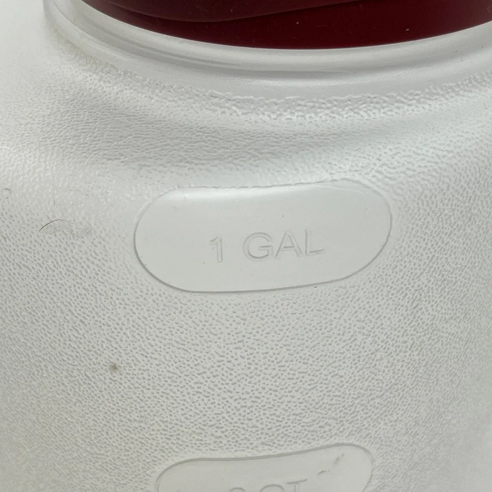 Vintage Rubbermaid 1 Gallon Water Pitcher Frosted Plastic Maroon‎ Flip Top Lid