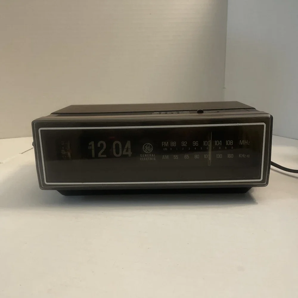 Vintage 1984 General Electric Flip Clock Radio‎ Alarm Clock 7-4305F WORKING